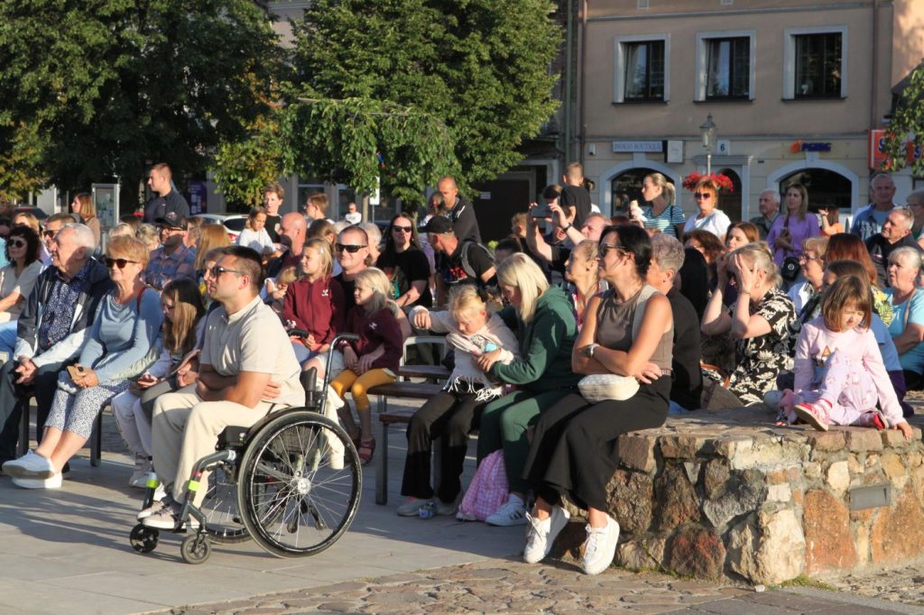 Koncert na olkuskim rynku. Kwiaty Pustyni, DJ BACA.