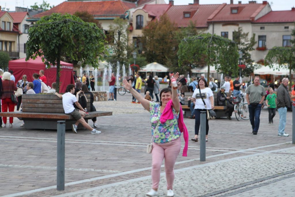 Koncert na olkuskim rynku. Kwiaty Pustyni, DJ BACA.